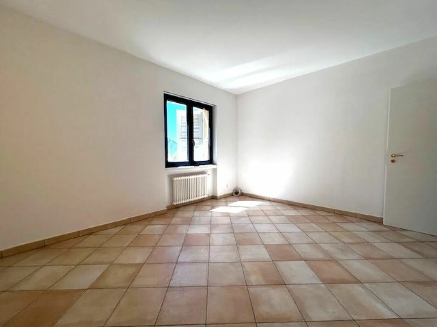 Large 4 ½ room apartment in Giubiasco in residential area - Photo 19 of 30