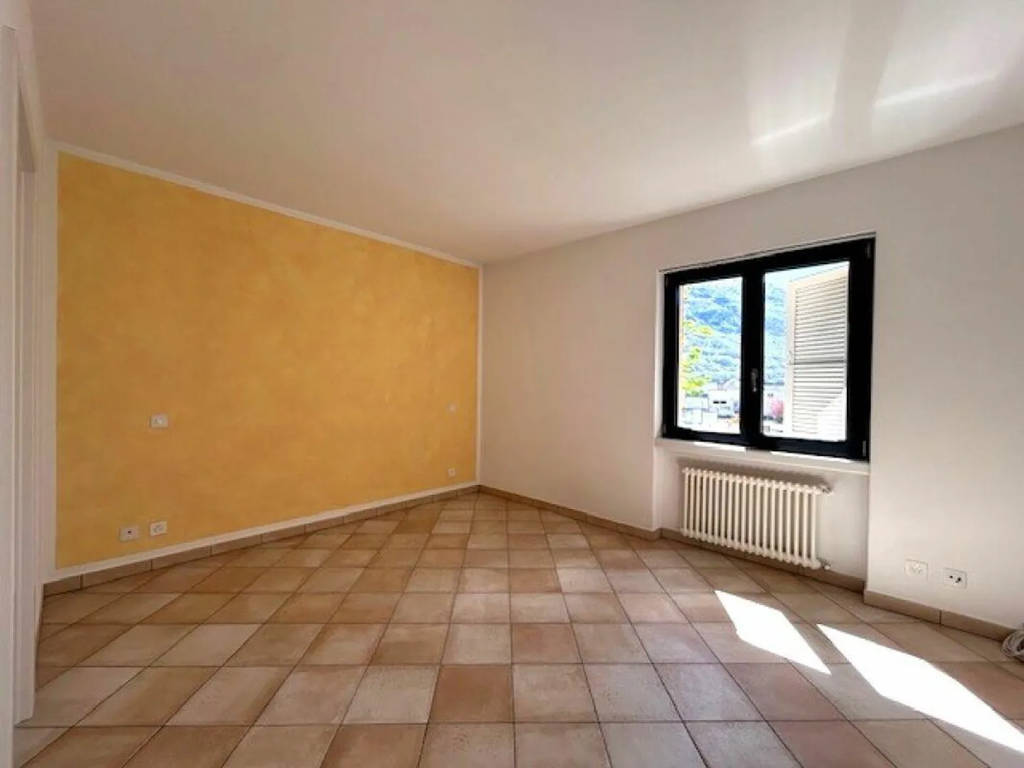 Large 4 ½ room apartment in Giubiasco in residential area - Photo 20 of 30