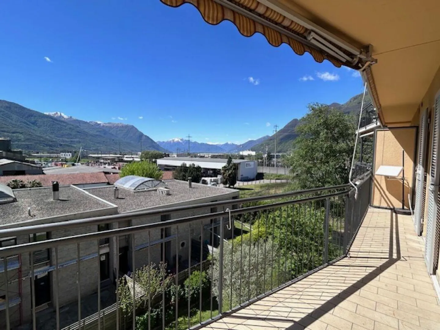 Large 4 ½ room apartment in Giubiasco in residential area - Photo 15 of 30