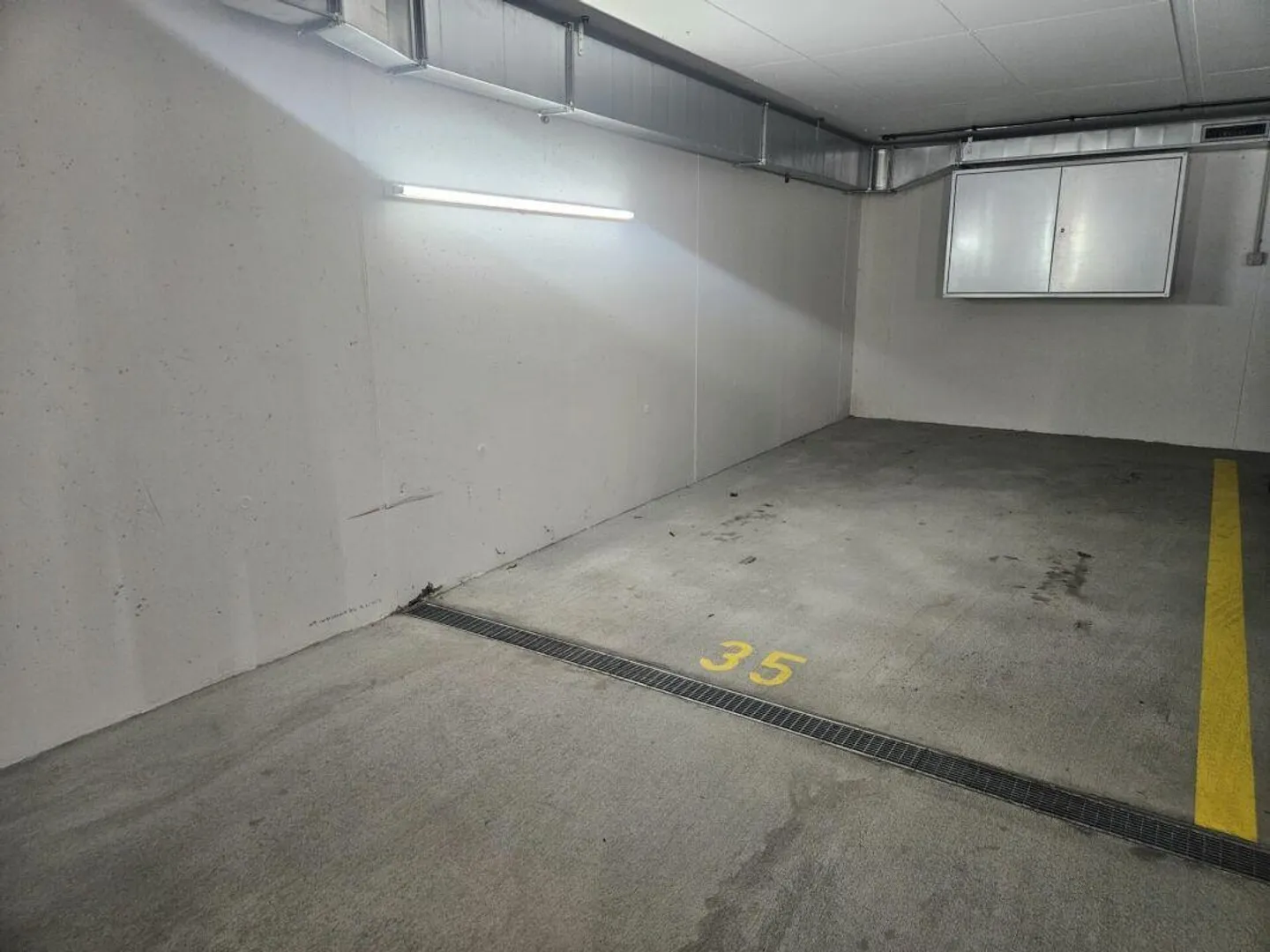 Parking spaces in underground garage for rent - Photo 2 of 3