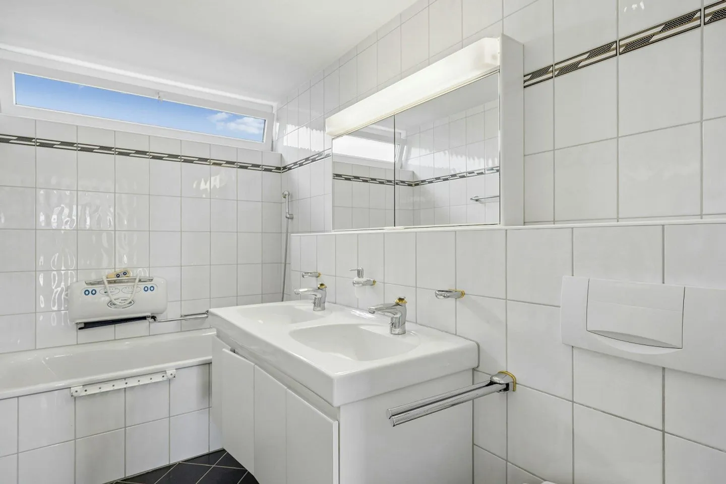 Ampio appartamento di 3½ locali con balcone vetrato e bella vista - Foto 8 di 13