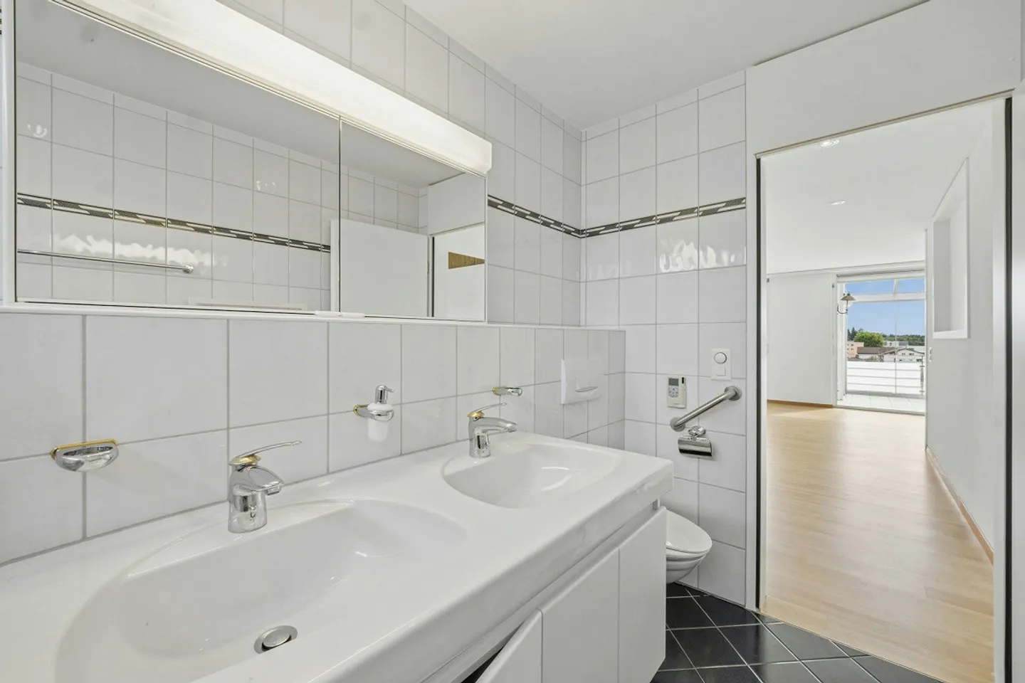 Ampio appartamento di 3½ locali con balcone vetrato e bella vista - Foto 9 di 13