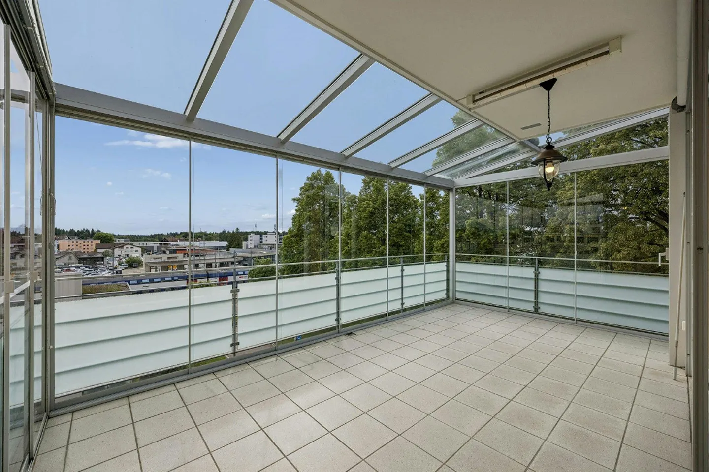 Ampio appartamento di 3½ locali con balcone vetrato e bella vista - Foto 10 di 13