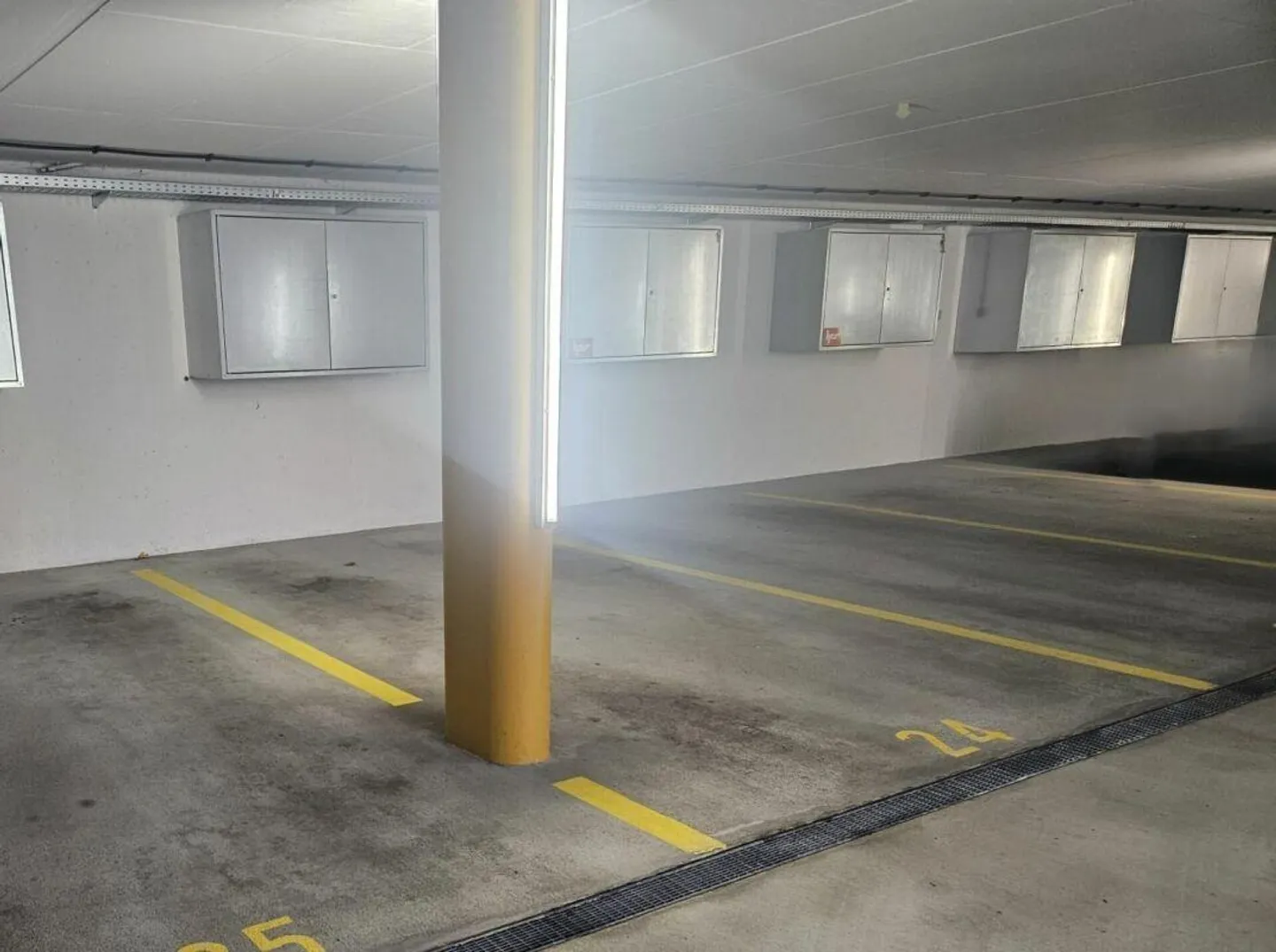 Parking spaces in underground garage for rent - Photo 3 of 3
