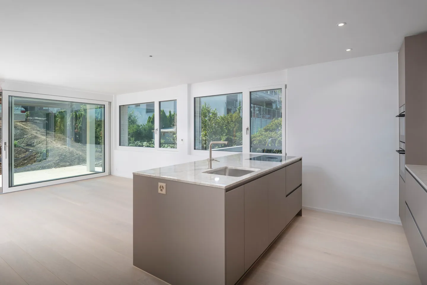 Nuova costruzione "Im Mettlen": Prima occupazione dell'appartamento duplex con giardino di 4,5 stanze - Foto 2 di 9