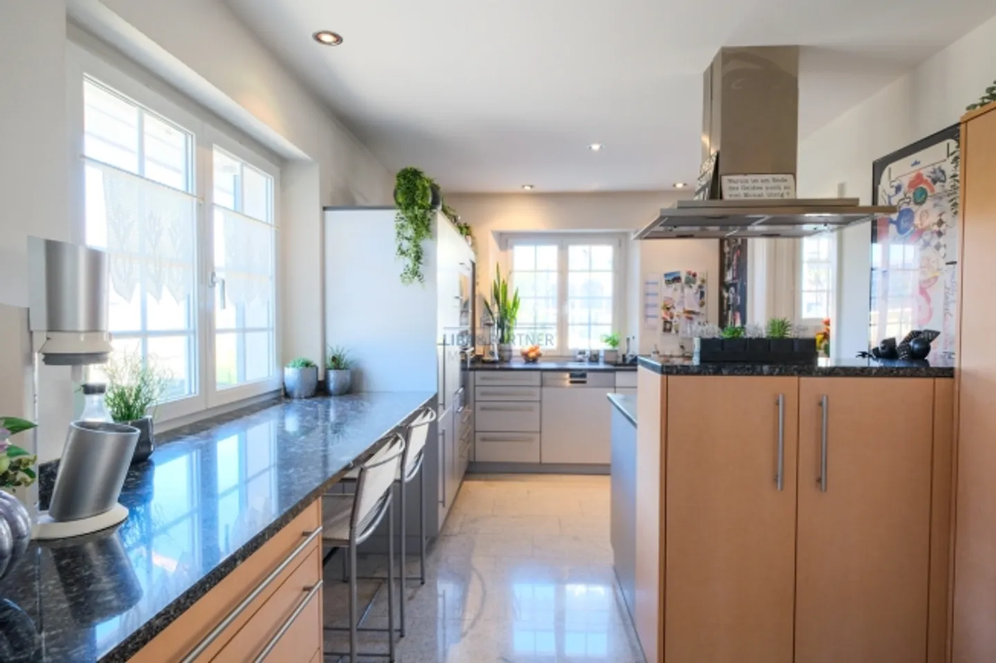 Propriété spacieuse avec charme rural et confort de vie contemporain - Photo 4 sur 13