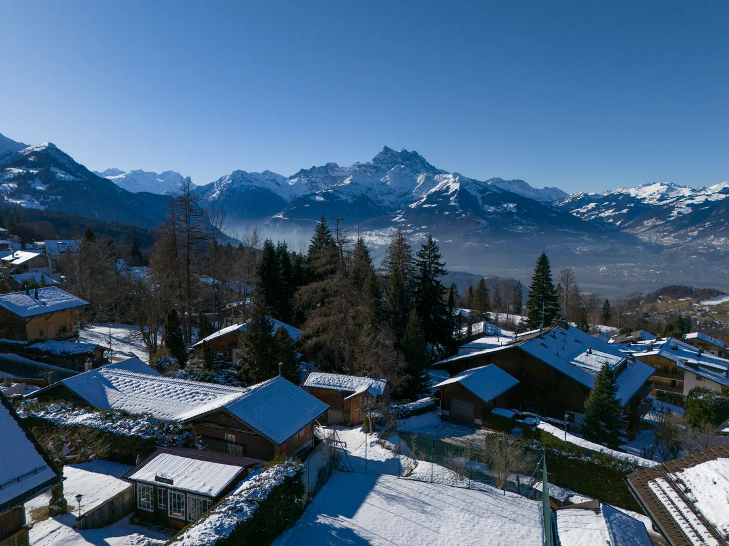 Magnificent chalet with three apartments in the center of Villars - Photo 11 of 12