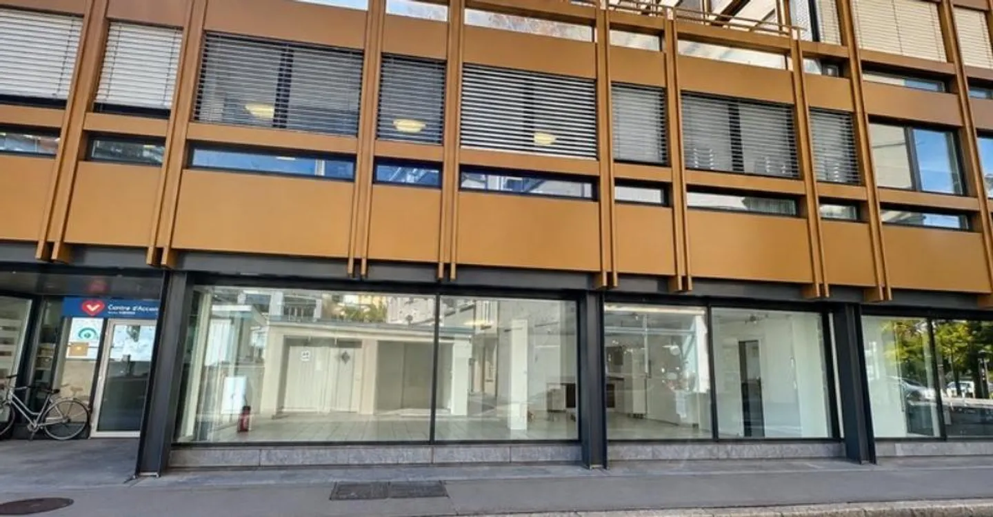 Retail space for rent near city center - Photo 2 of 8