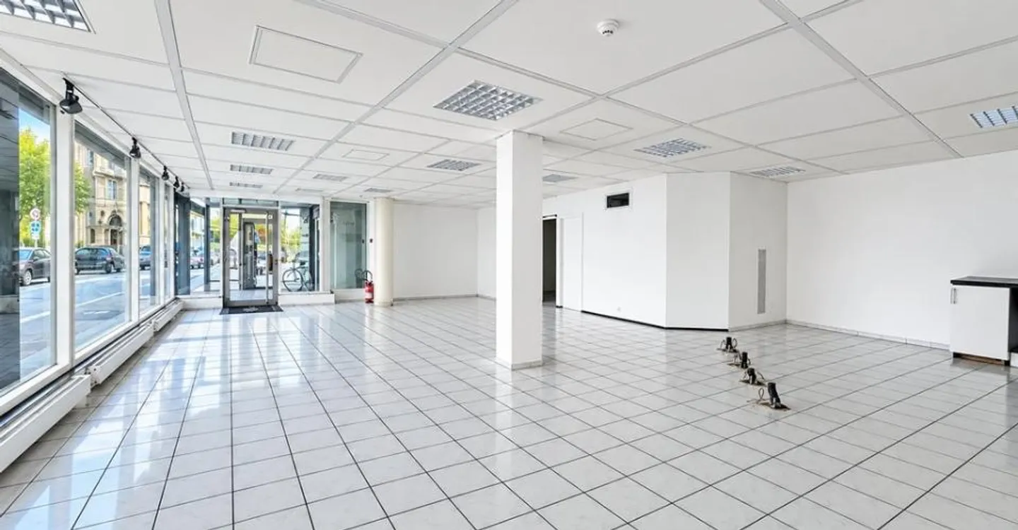 Retail space for rent near city center - Photo 4 of 8