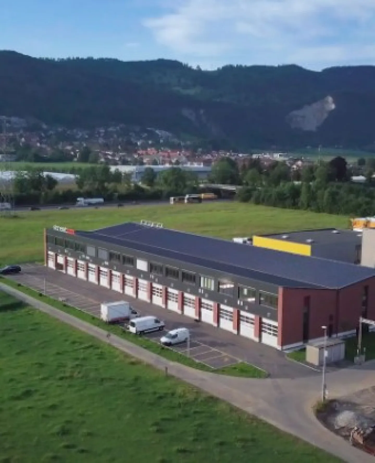 Streetbox of 115 m2 very well located! Box n°19 - Photo 1 of 9