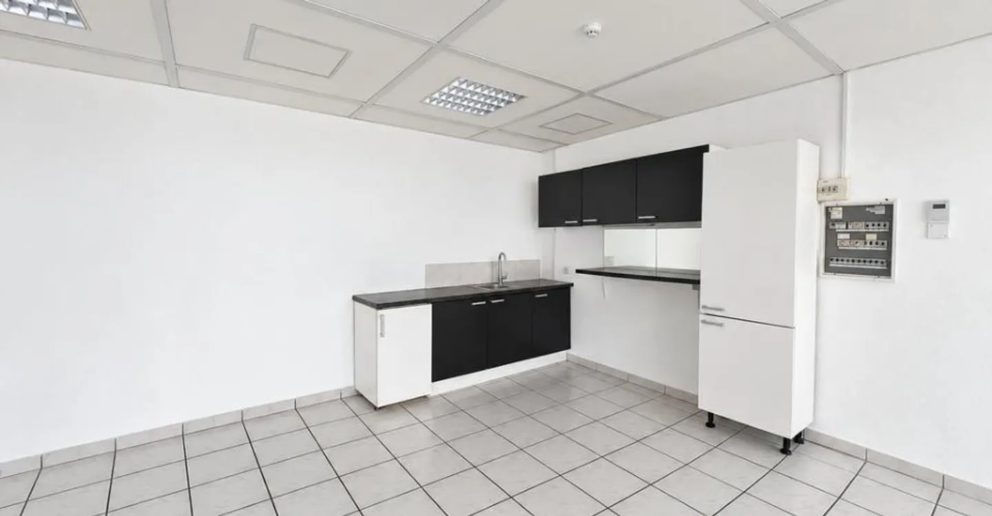 Retail space for rent near city center - Photo 5 of 8
