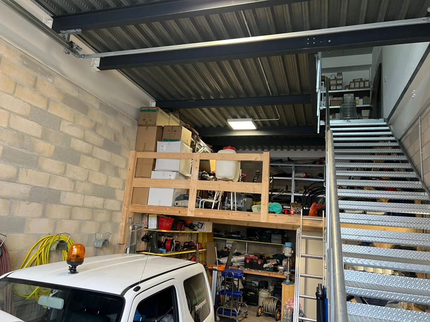 Streetbox of 115 m2 very well located! Box n°19 - Photo 3 of 9