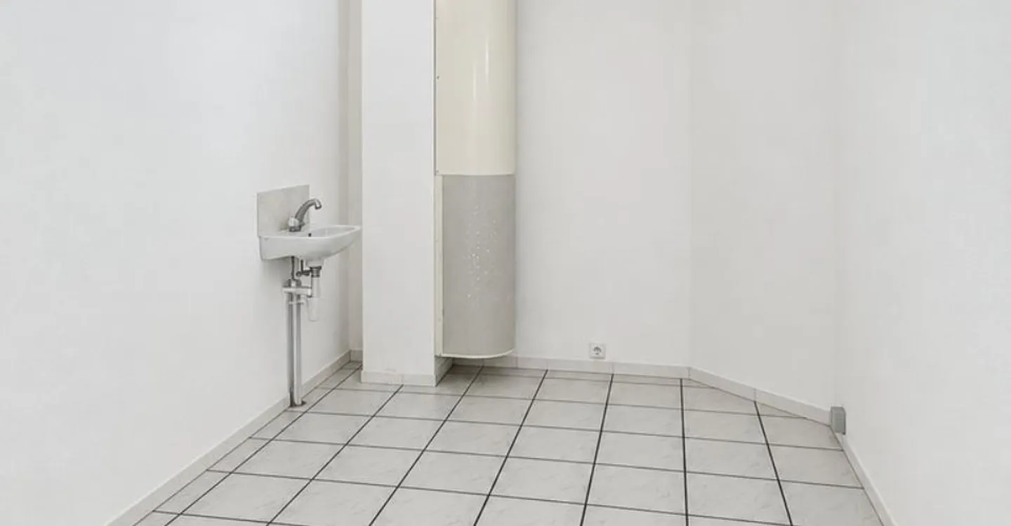 Retail space for rent near city center - Photo 7 of 8