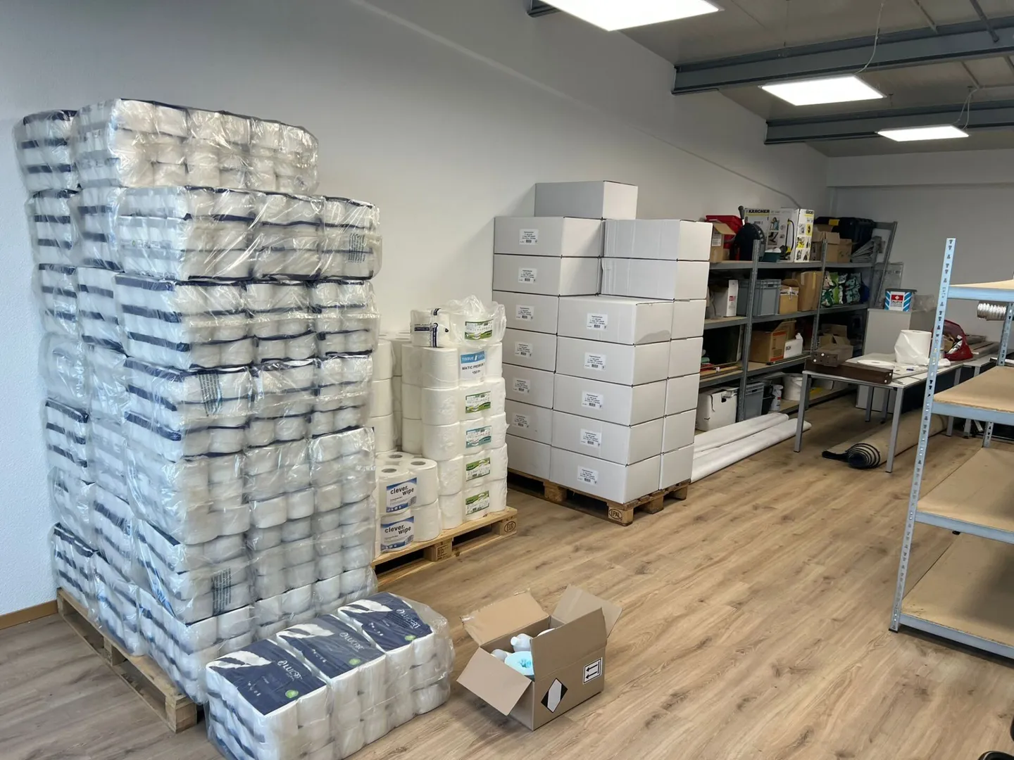 Streetbox of 115 m2 very well located! Box n°19 - Photo 6 of 9