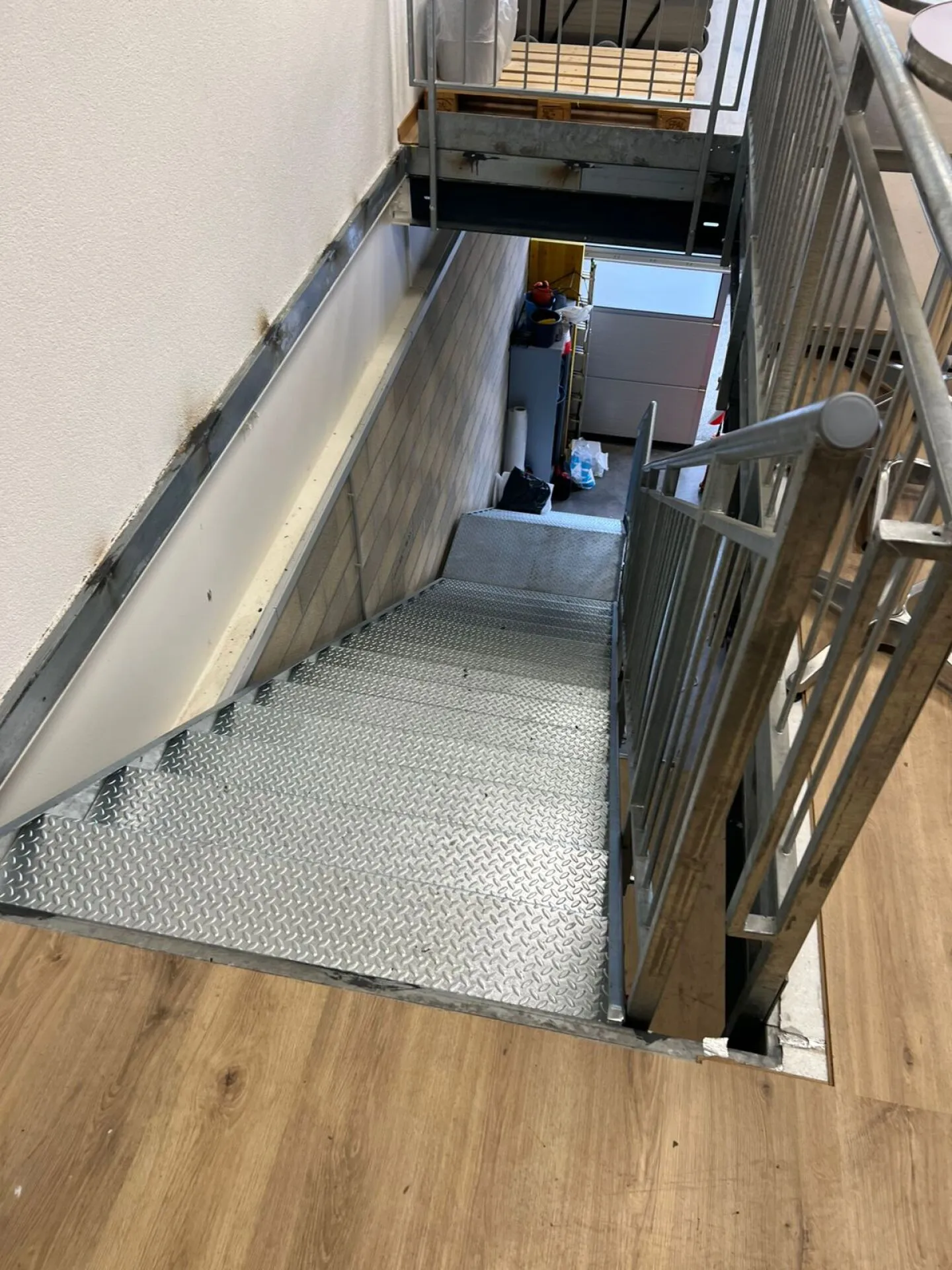 Streetbox of 115 m2 very well located! Box n°19 - Photo 7 of 9