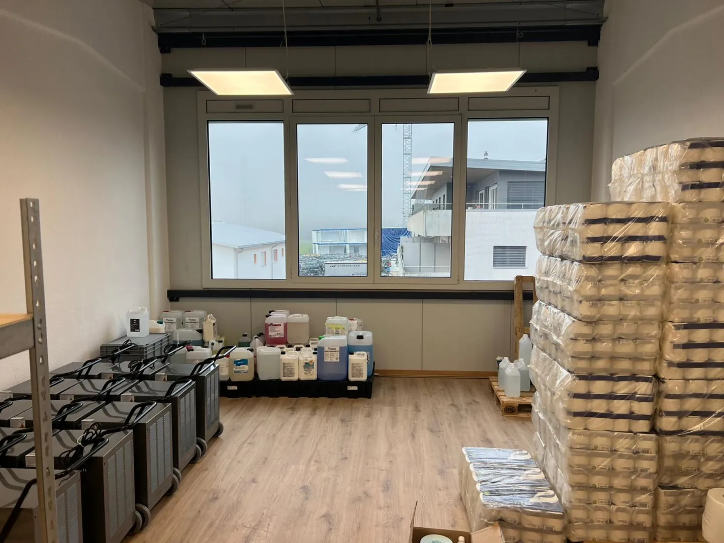 Streetbox of 115 m2 very well located! Box n°19 - Photo 8 of 9