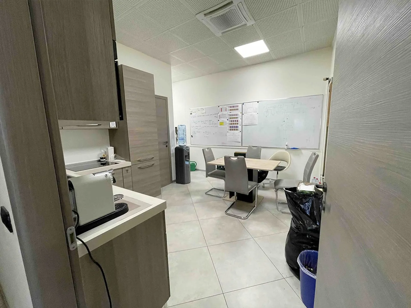 175 m2 d'espace de bureau ( + dépôt et parkings) Breganzona Ref: 0384 - Photo 6 sur 9