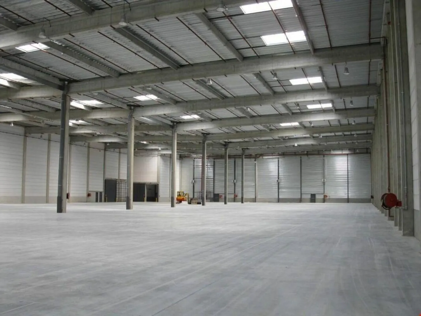 Covered open halls for rent 1760 m2 divisible 880 m2 - Photo 3 of 8