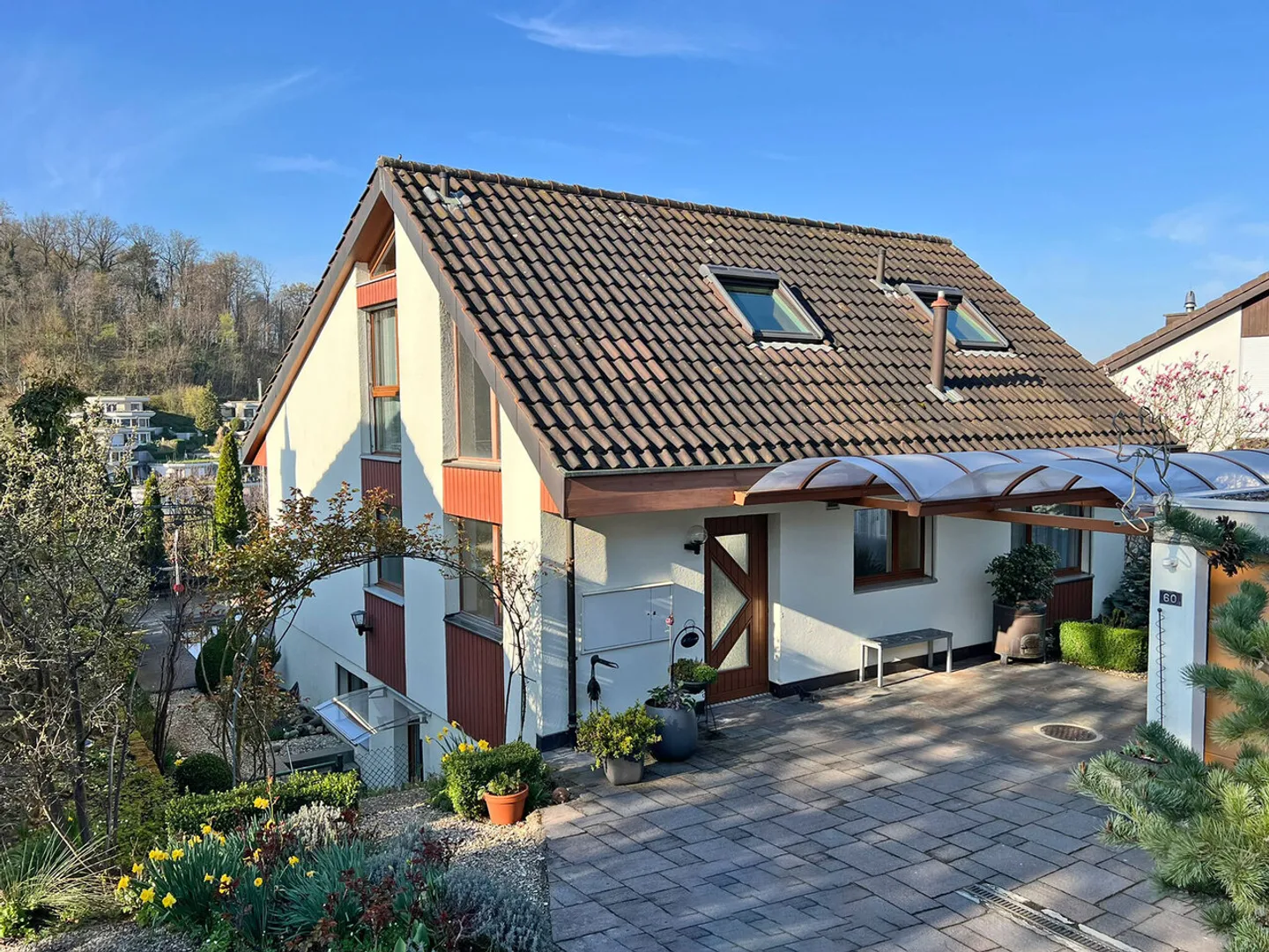 Casa unifamiliare con giardino, stagno e tanto spazio per vivere – situata in una zona tranquilla a Münchenstein - Foto 1 di 21