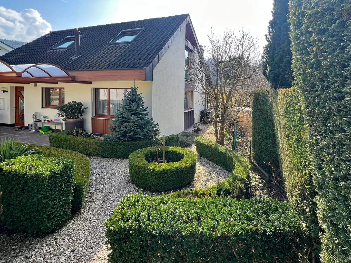 Casa unifamiliare con giardino, stagno e tanto spazio per vivere – situata in una zona tranquilla a Münchenstein - Foto 2 di 21