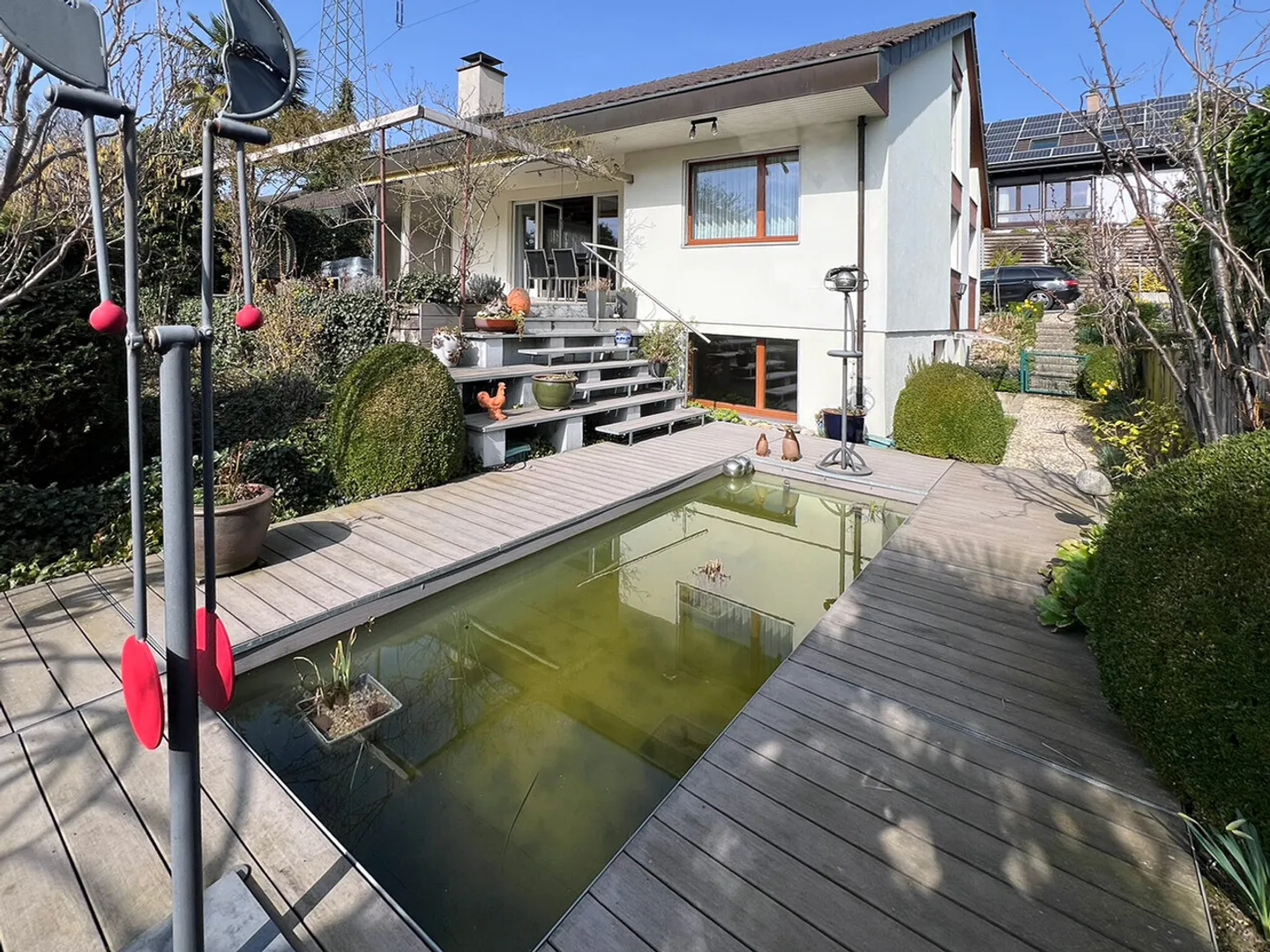 Casa unifamiliare con giardino, stagno e tanto spazio per vivere – situata in una zona tranquilla a Münchenstein - Foto 3 di 21