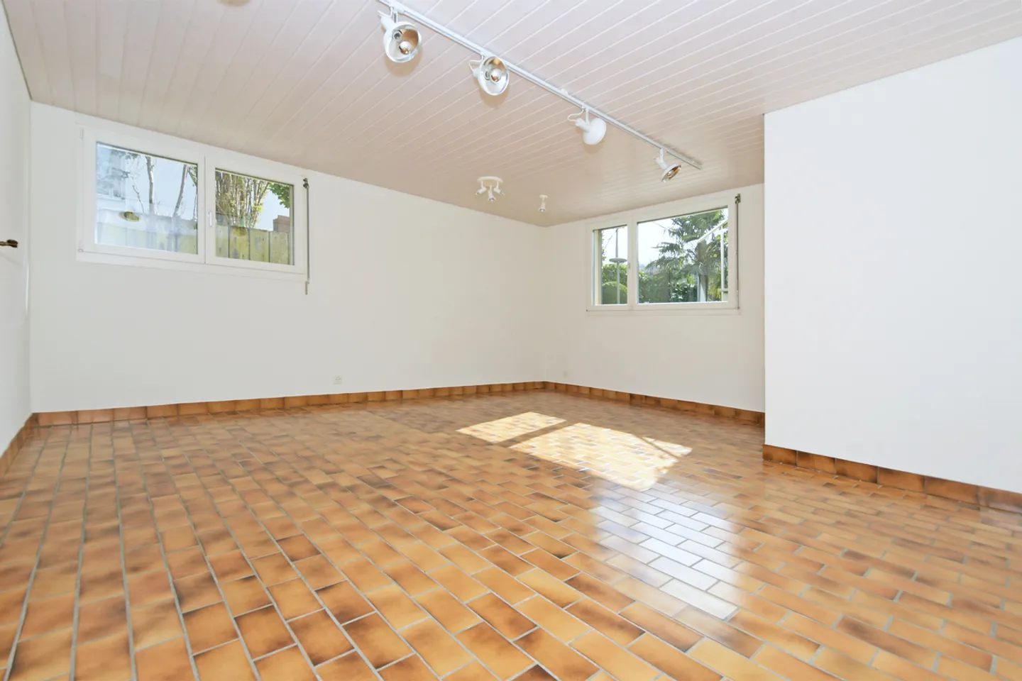 Casa unifamiliare con giardino, stagno e tanto spazio per vivere – situata in una zona tranquilla a Münchenstein - Foto 18 di 21