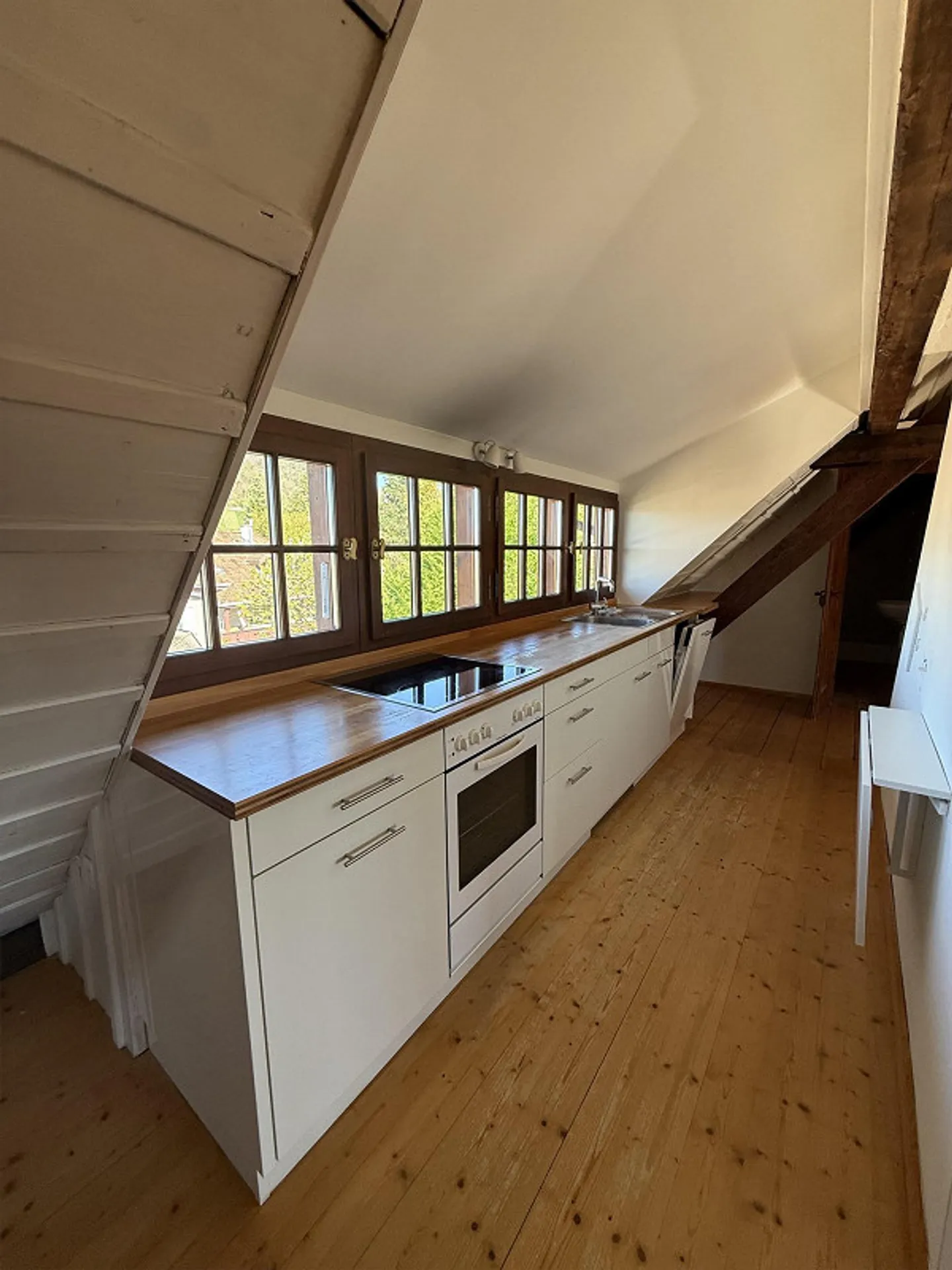 Charmante appartement sous les toits de 1 chambre à Arlesheim - Photo 1 sur 7