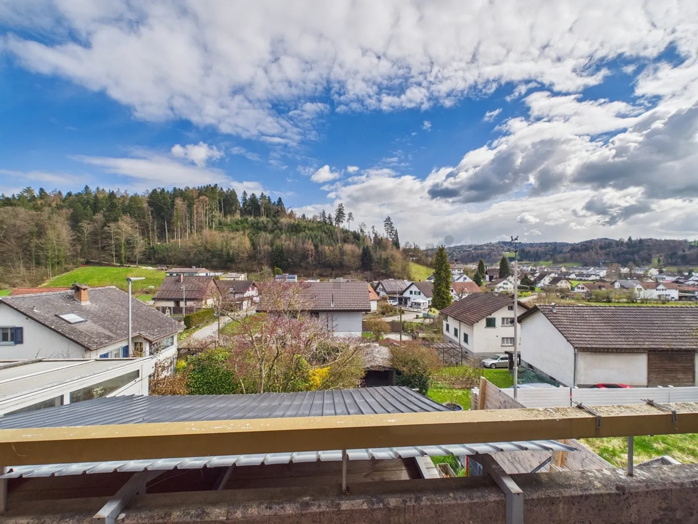 Dreistöckiges Wohnglück mit Weitblick auf die Hügel und Wälder im s... - Foto 9 di 12