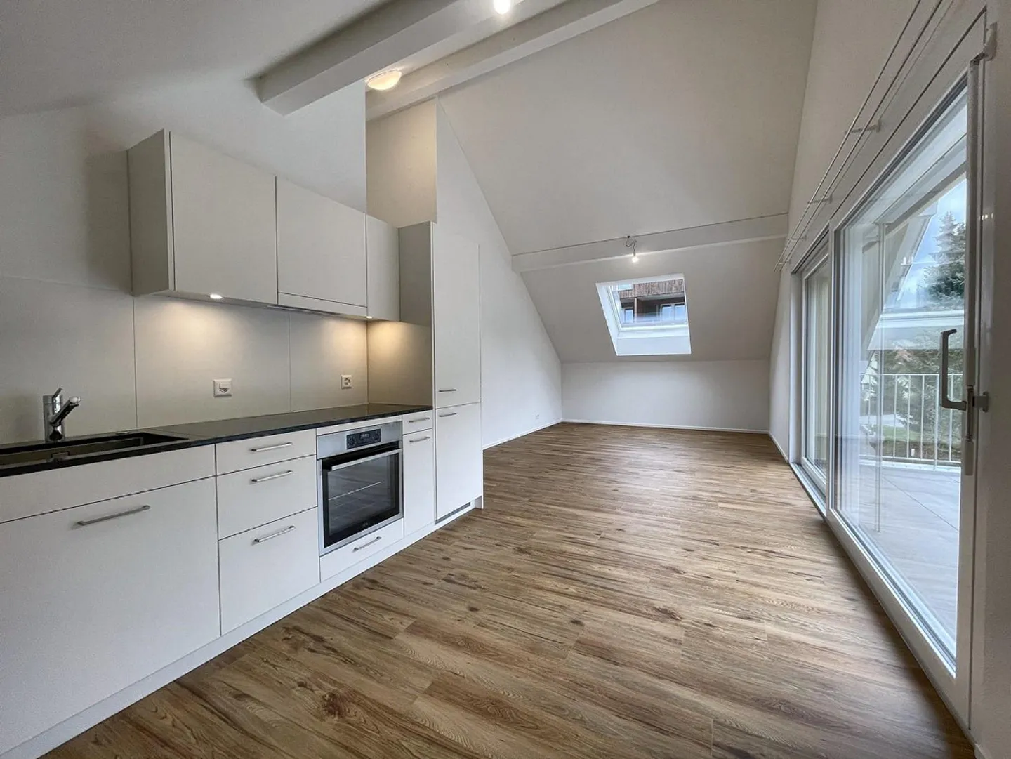 Moderne 2.5 Dachwohnung - Foto 2 von 8