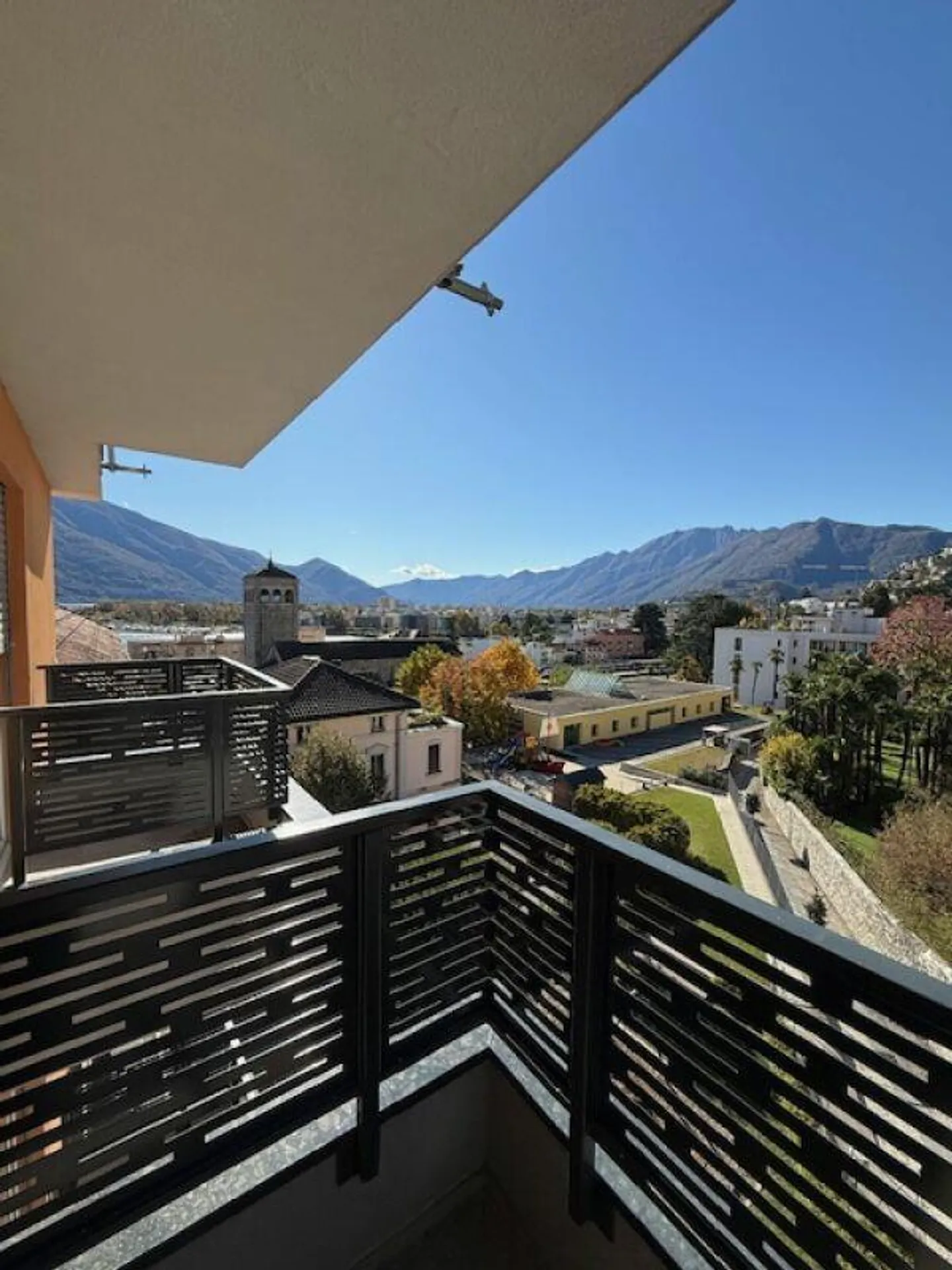 We rent renovated one-room apartments in Muralto - Photo 1 of 14