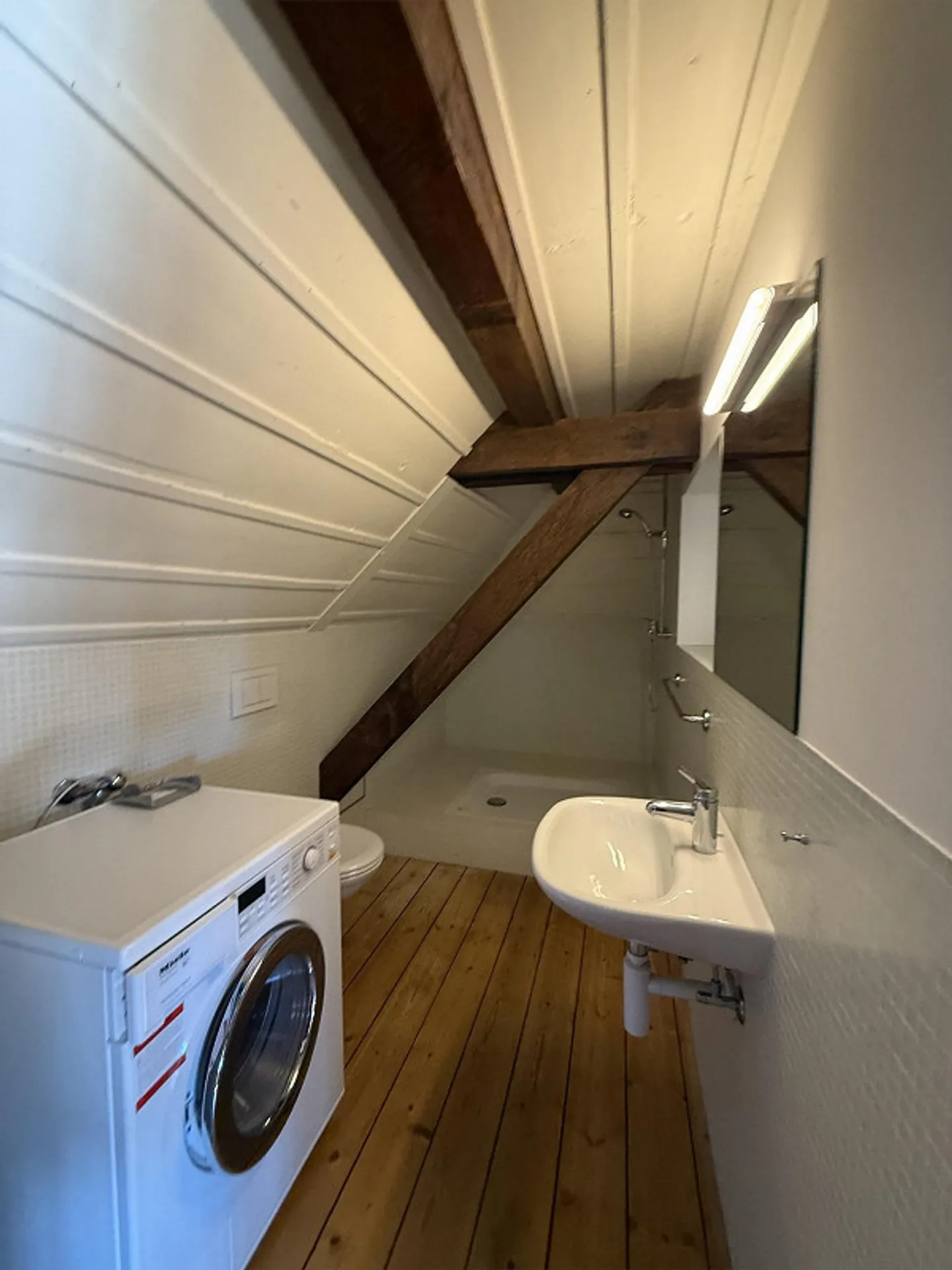 Charmante appartement sous les toits de 1 chambre à Arlesheim - Photo 3 sur 7