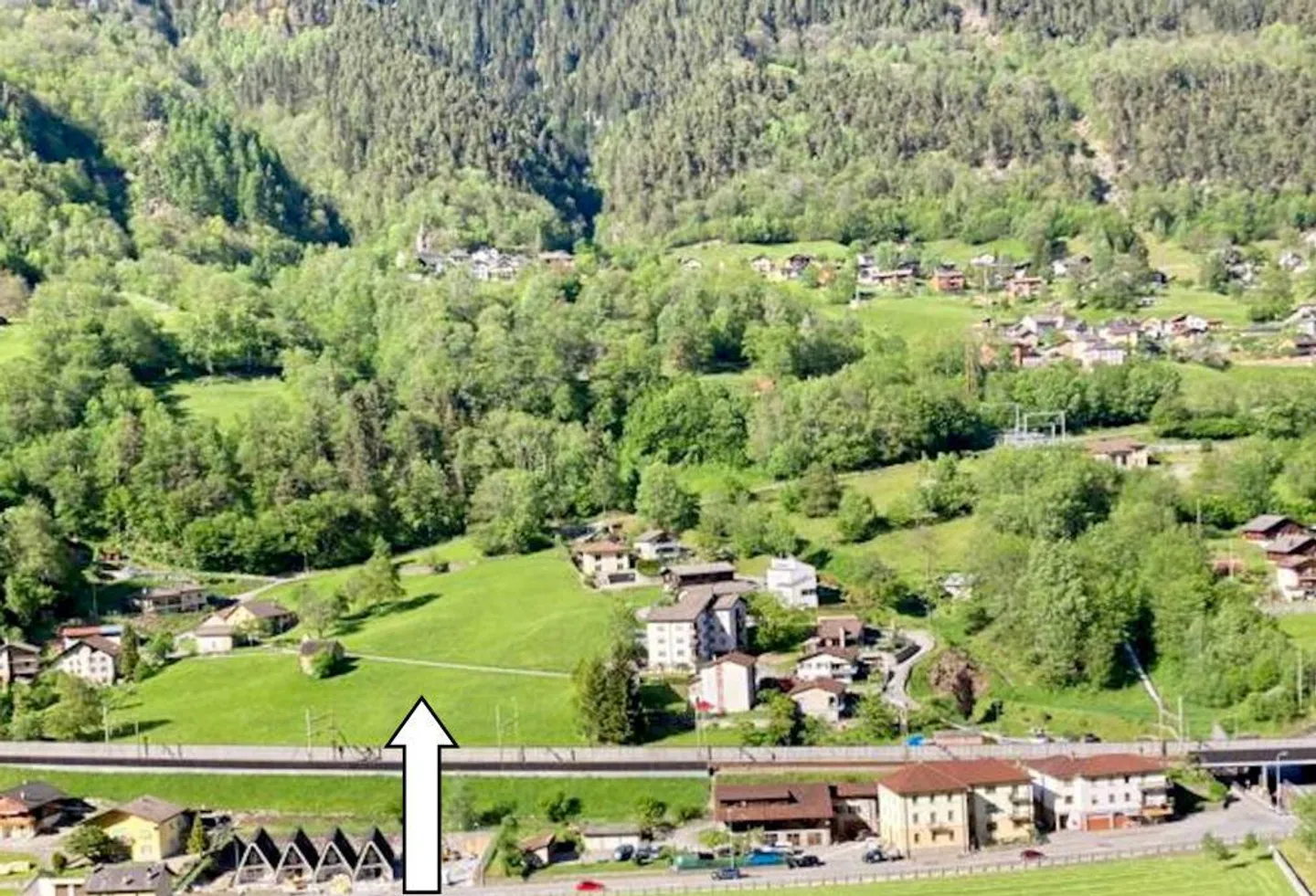 Sonniges Baugrundstück in Faido - Foto 1 von 15