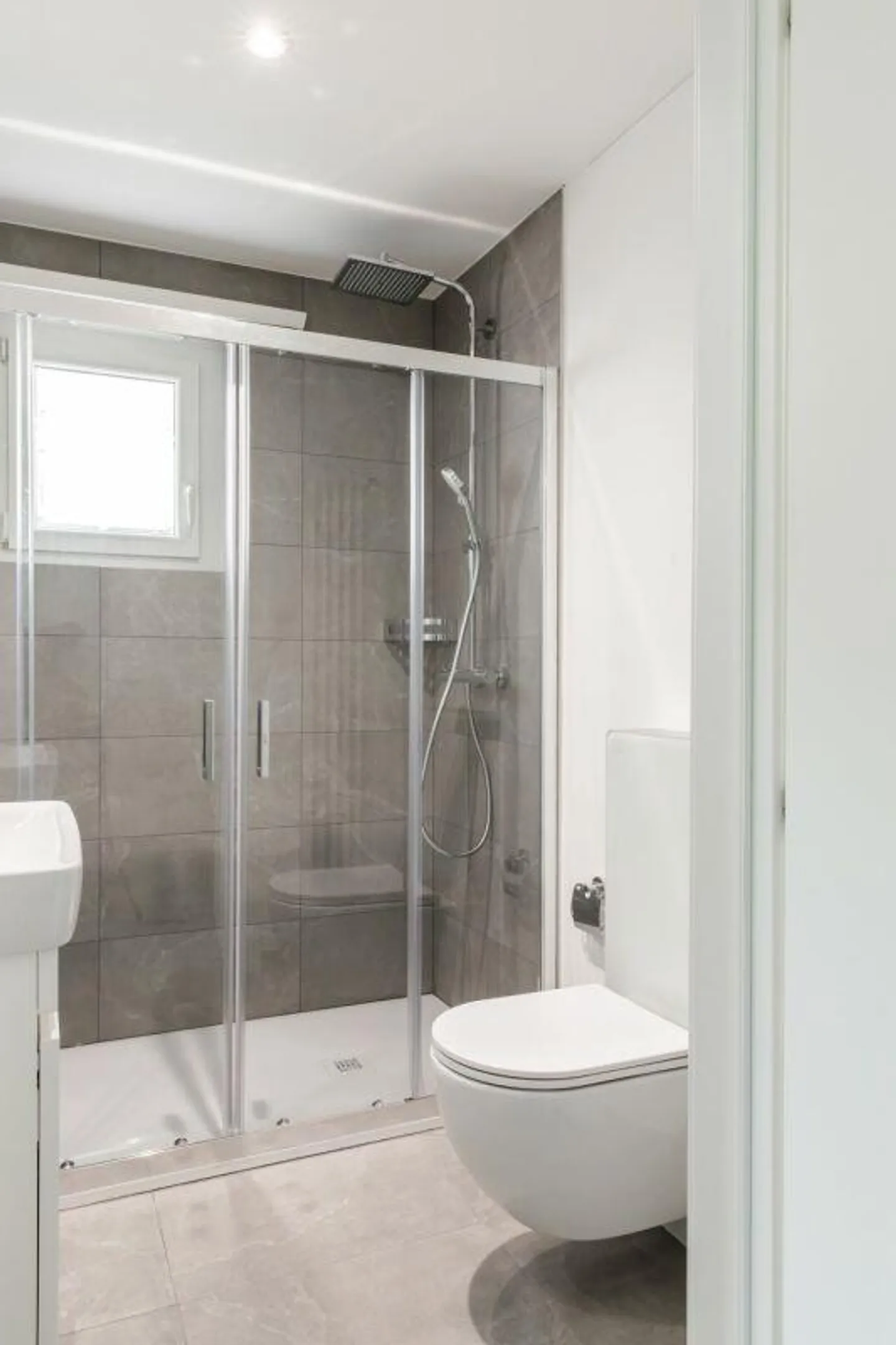 We rent renovated one-room apartments in Muralto - Photo 9 of 14