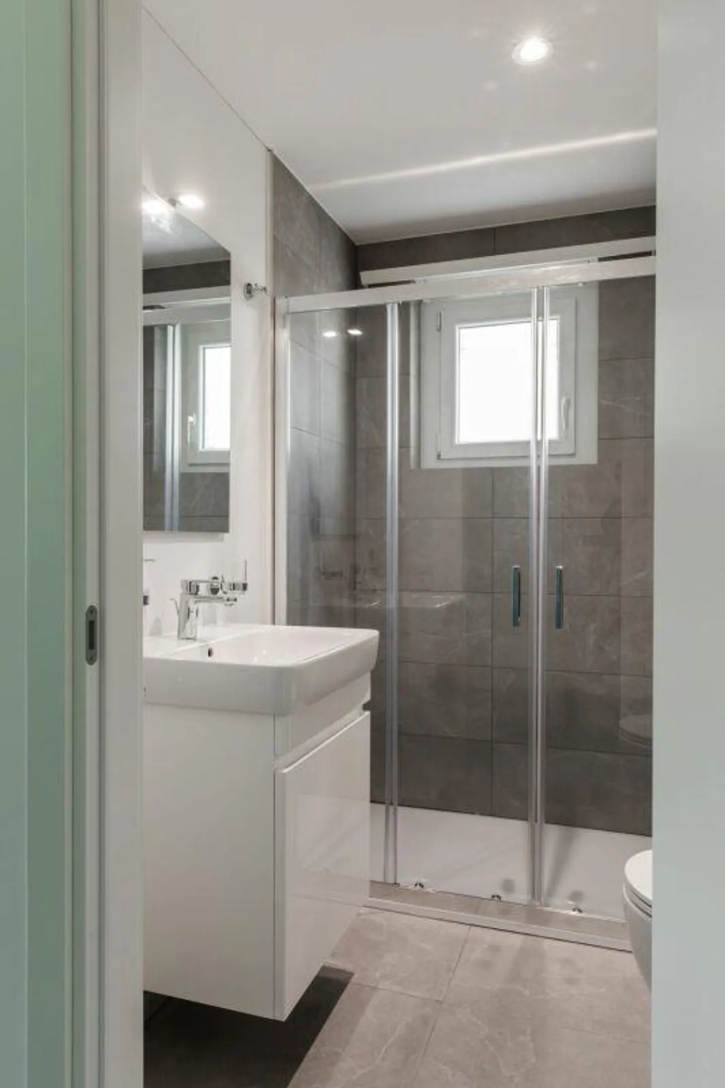 We rent renovated one-room apartments in Muralto - Photo 10 of 14