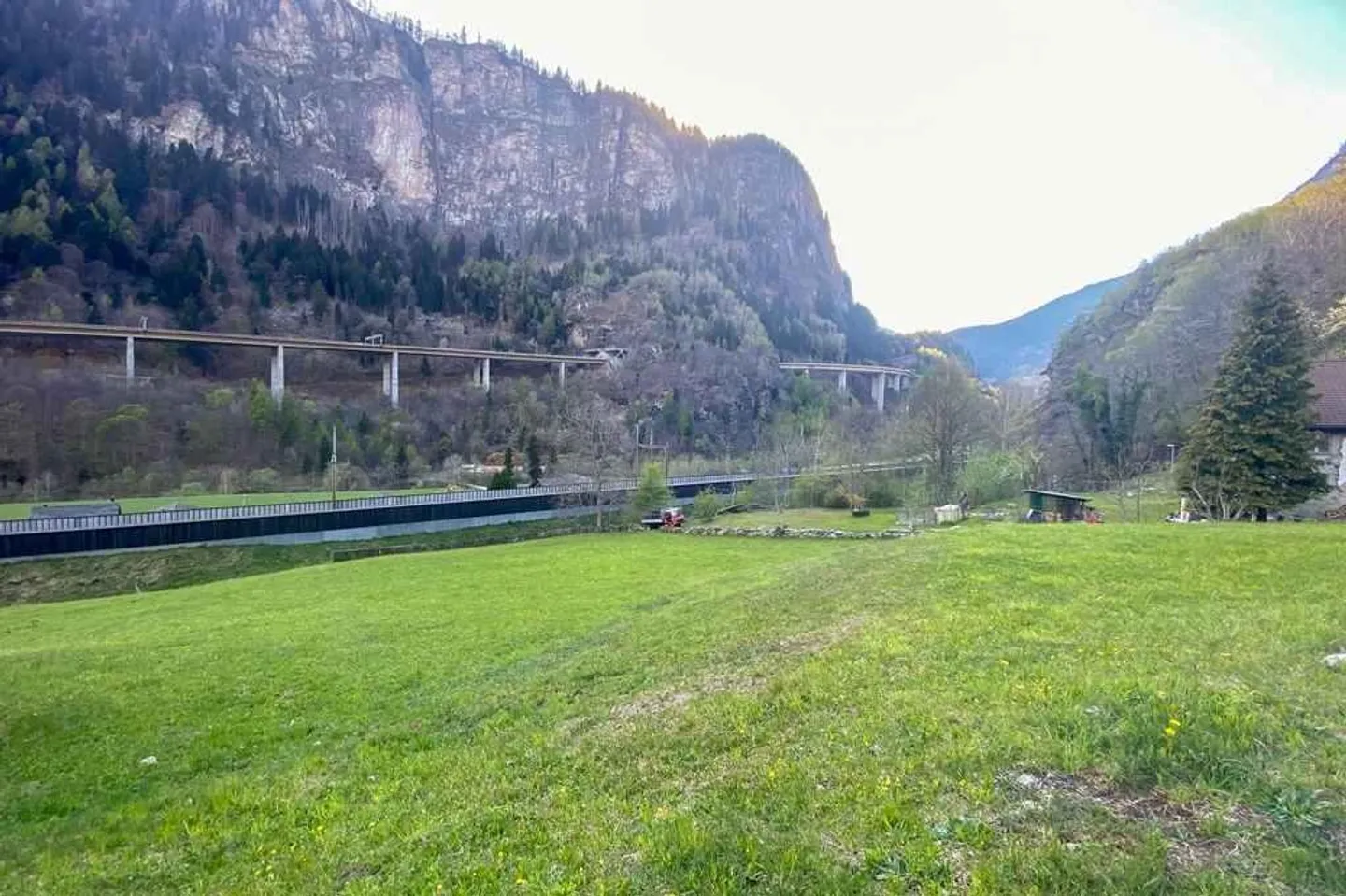 Sonniges Baugrundstück in Faido - Foto 5 von 15