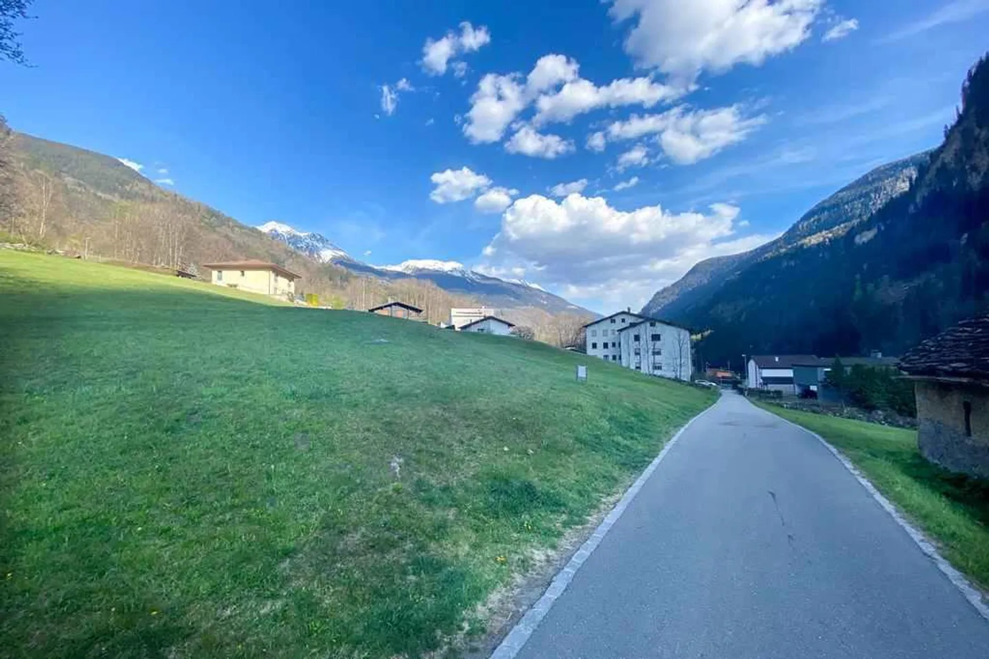 Sonniges Baugrundstück in Faido - Foto 6 von 15