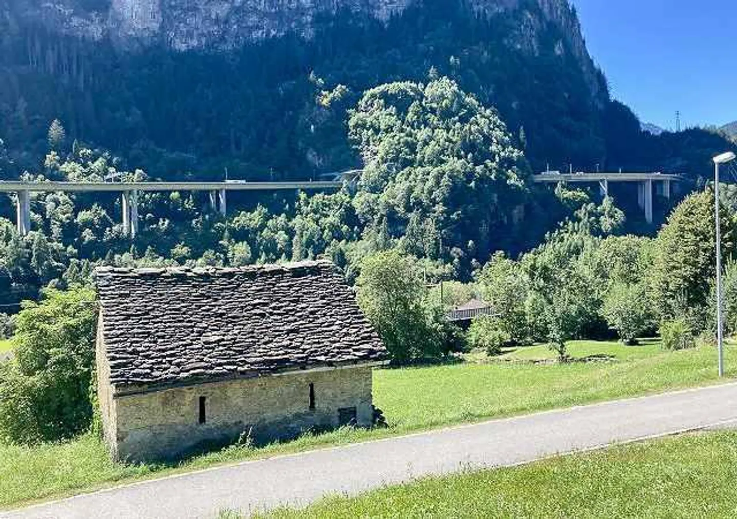 Sonniges Baugrundstück in Faido - Foto 9 von 15