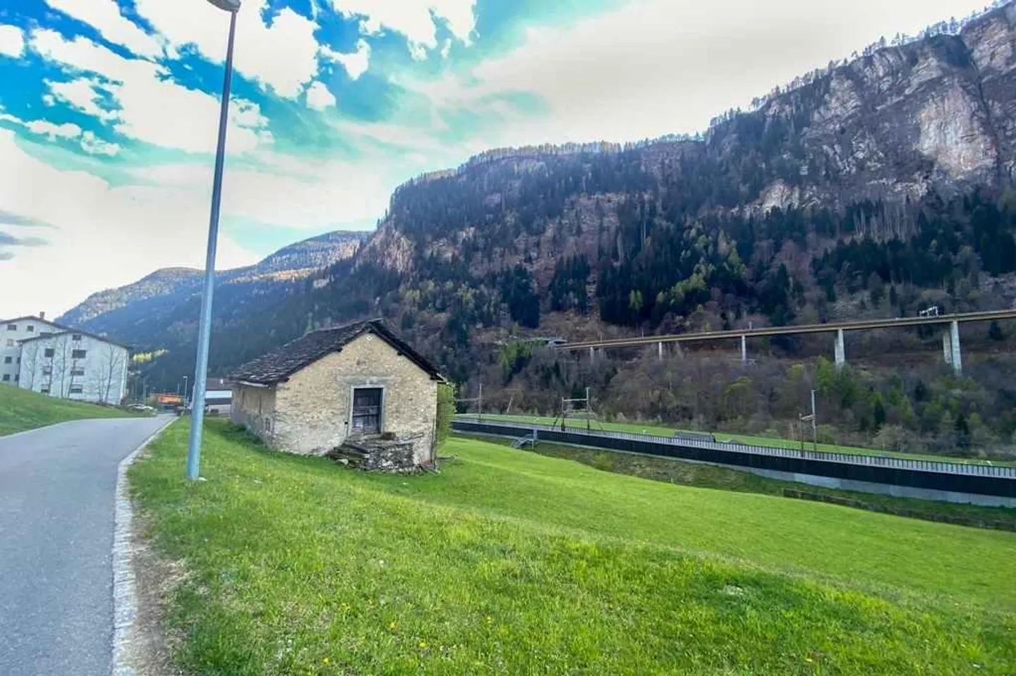 Sonniges Baugrundstück in Faido - Foto 11 von 15