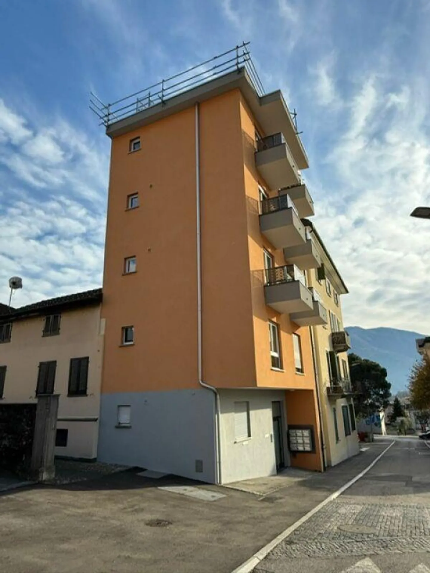 We rent renovated one-room apartments in Muralto - Photo 14 of 14