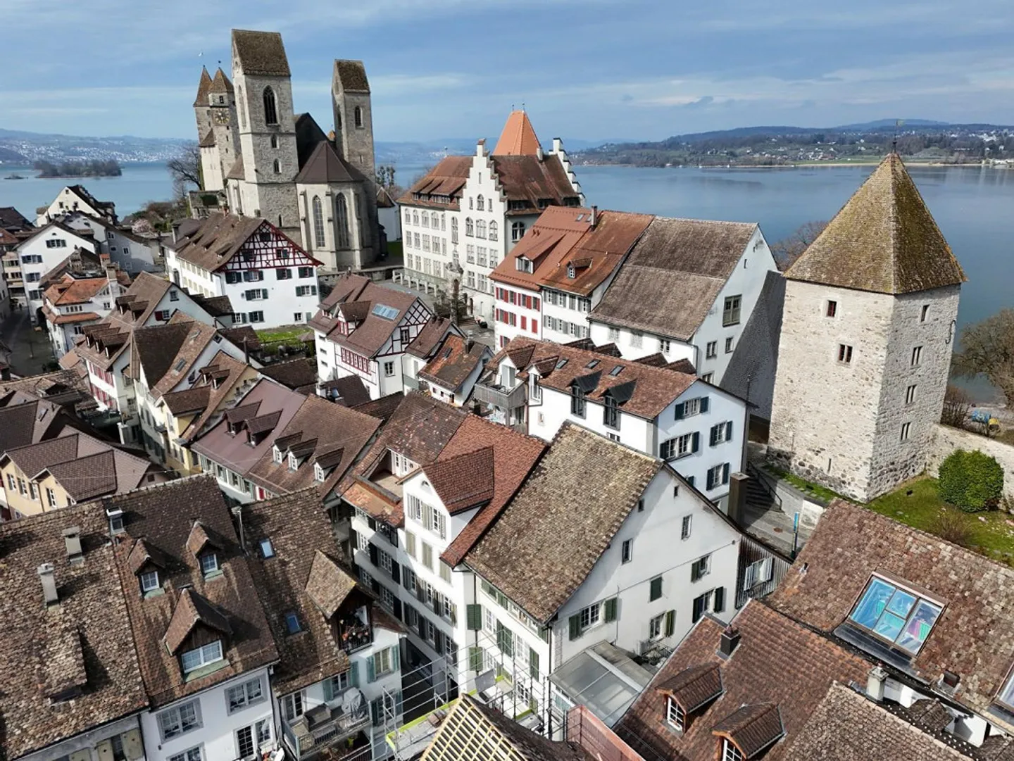 Attractive residential and commercial building in the old town of Rapperswil - Photo 1 of 12