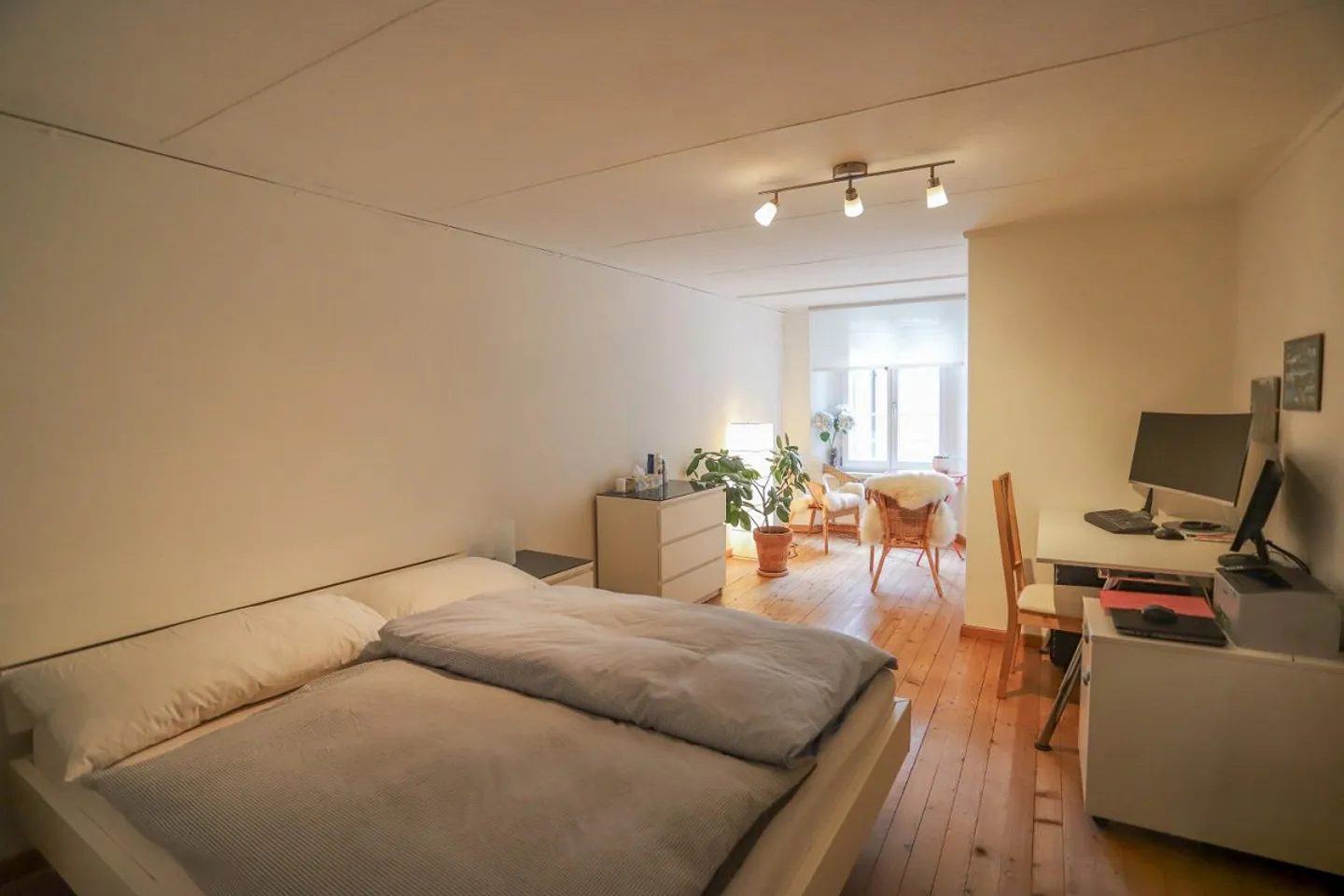 Attractive residential and commercial building in the old town of Rapperswil - Photo 5 of 12