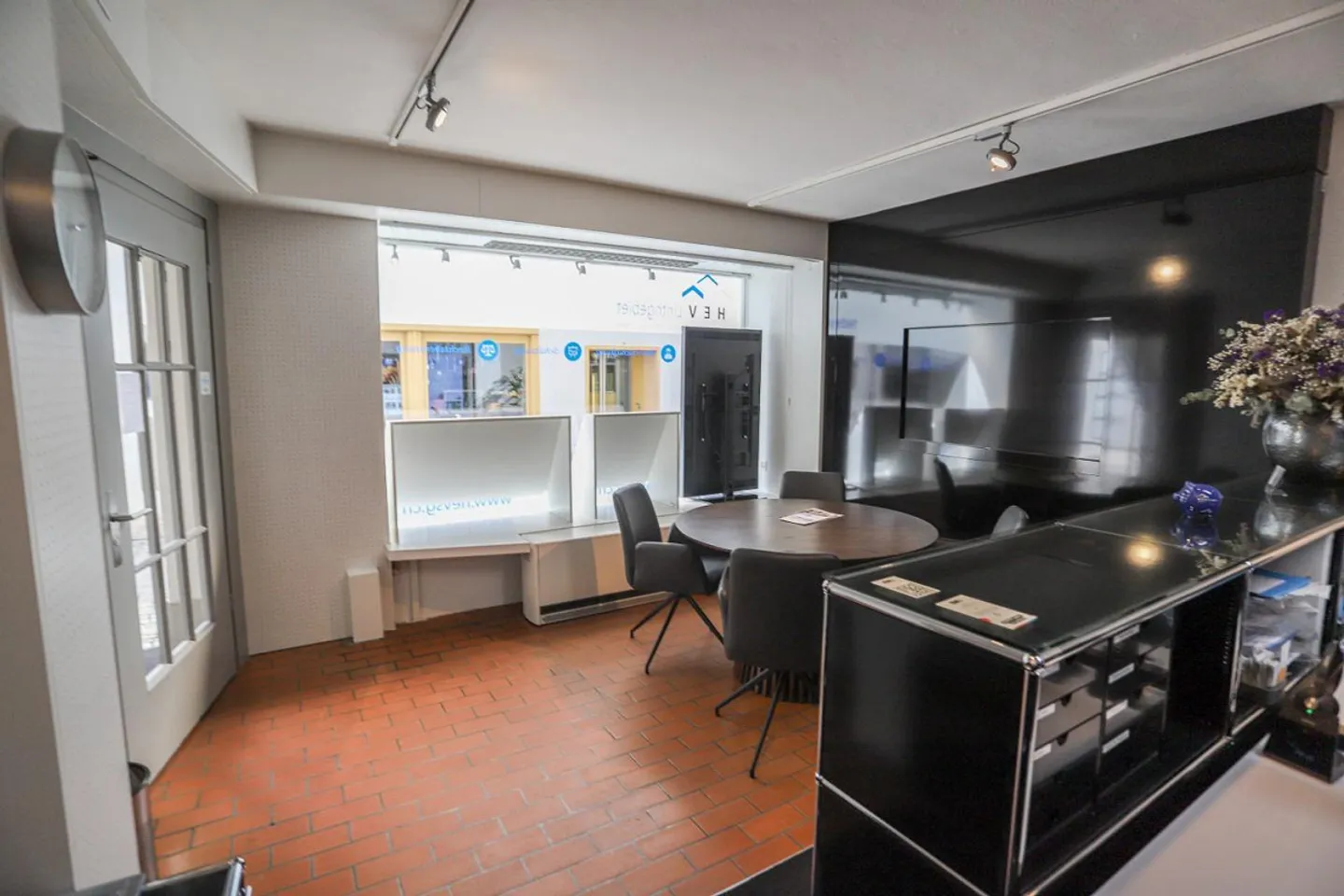 Attractive residential and commercial building in the old town of Rapperswil - Photo 10 of 12