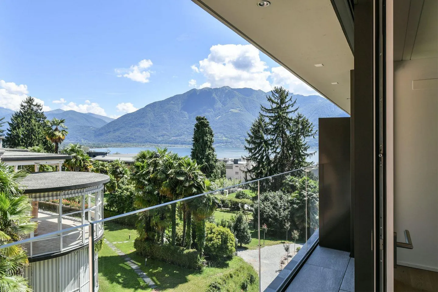 Minusio: Elegant 2.5-room holiday apartment in the Estate & Esplanade Residence - Photo 1 of 6