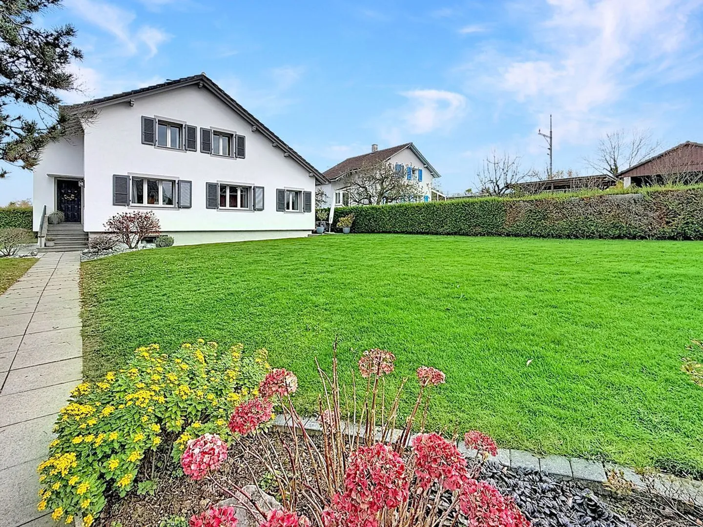 Belle propriété soigneusement rénovée avec un grand jardin arboré - Photo 1 sur 13