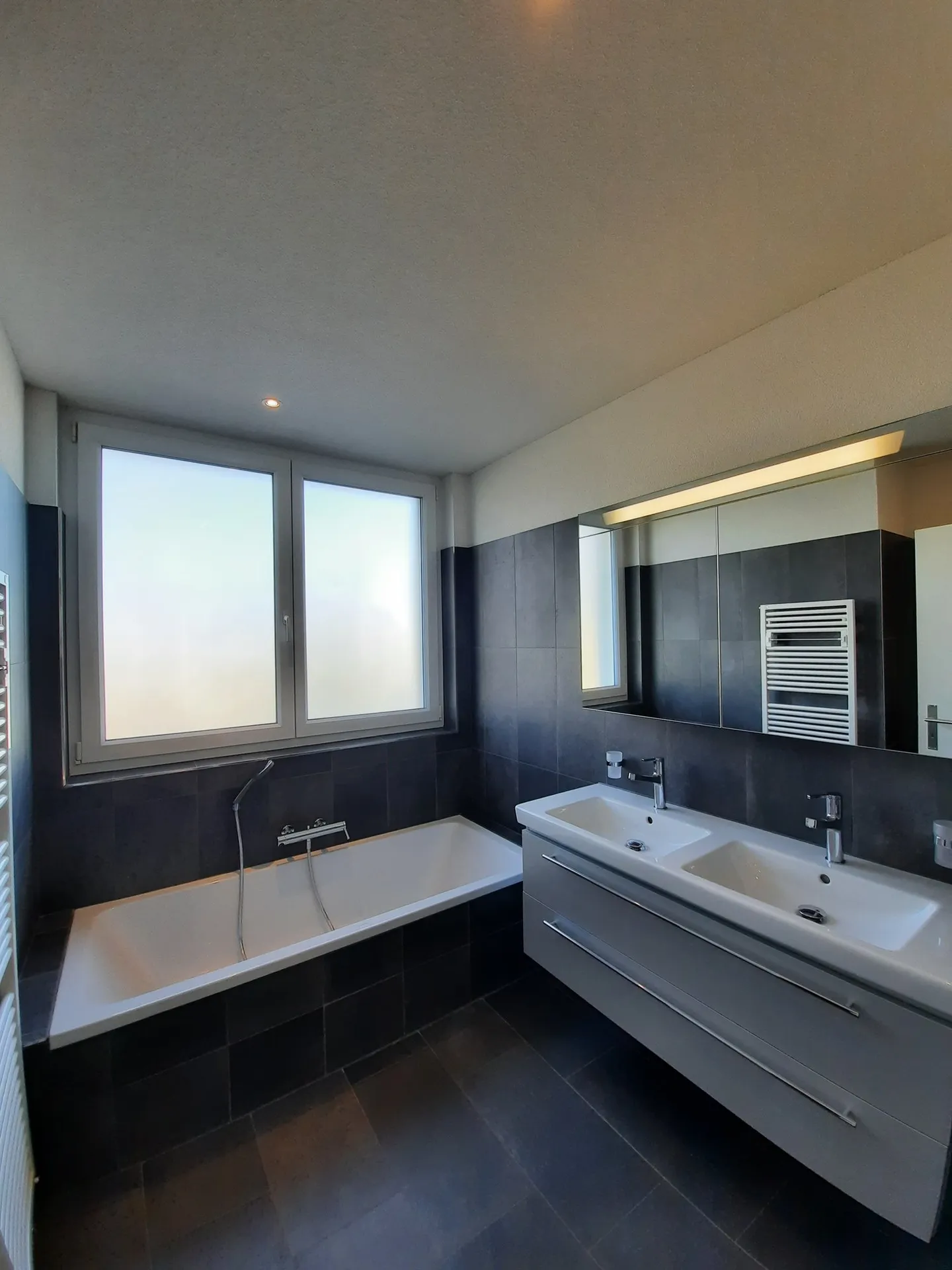 Modern and Stylish 4.5-Room Penthouse Apartment - Photo 8 of 13