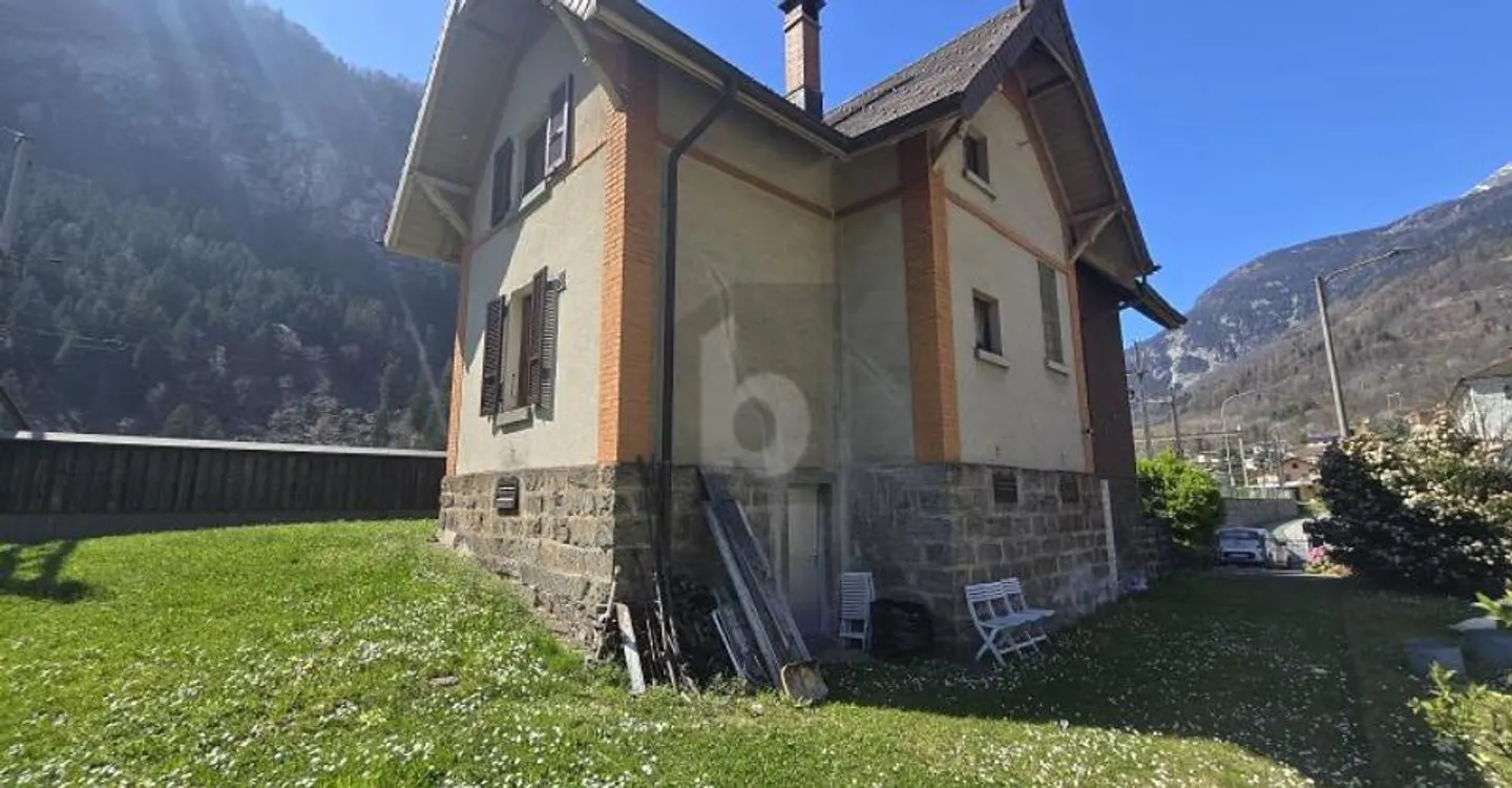 SPAZIOSA E SOLEGGIATA CON UN GRANDE GIARDINO - Foto 3 di 4