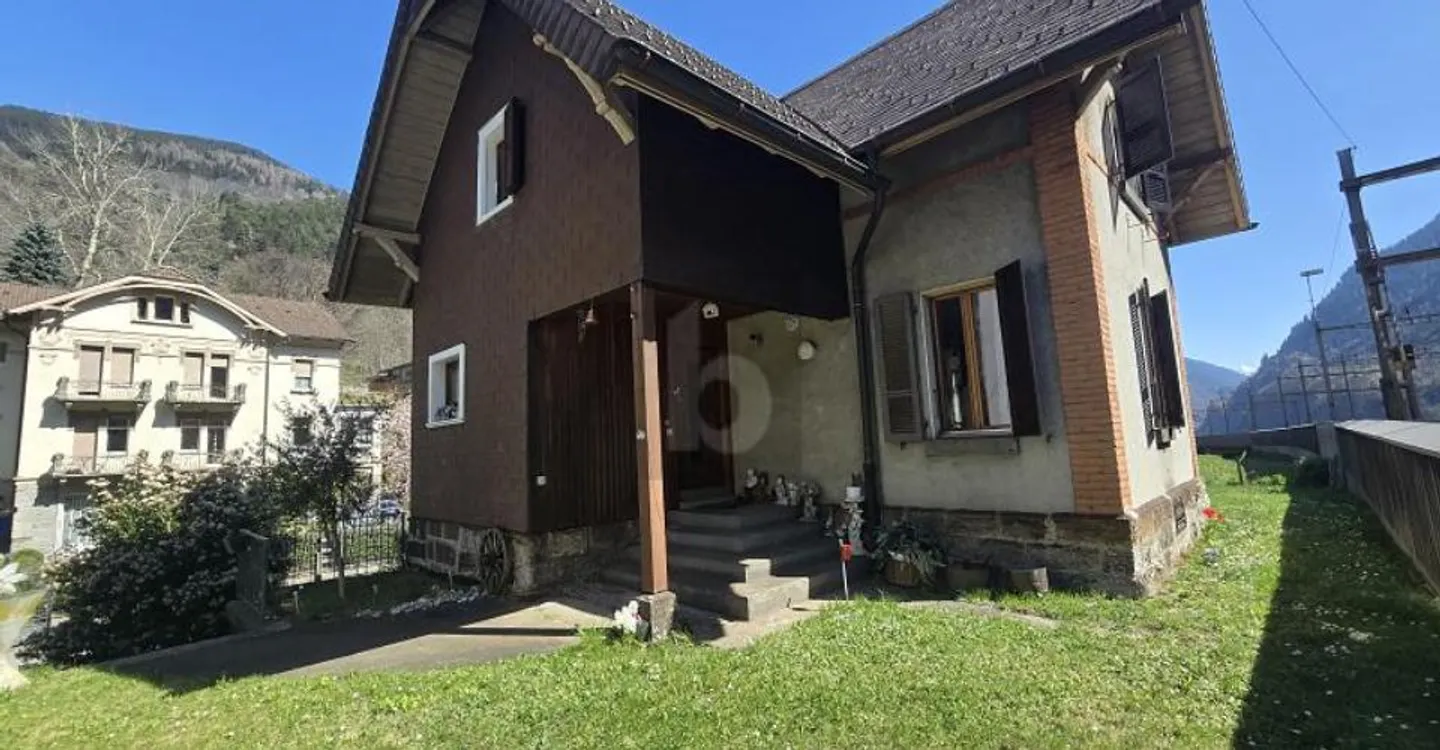 SPAZIOSA E SOLEGGIATA CON UN GRANDE GIARDINO - Foto 2 di 4