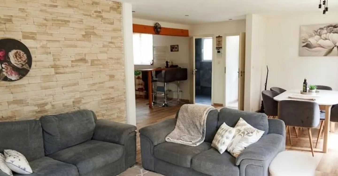 Lovely Charming Property - Photo 2 of 5