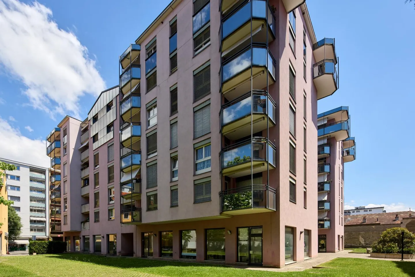 Place à motos couverte - Photo 1 sur 4