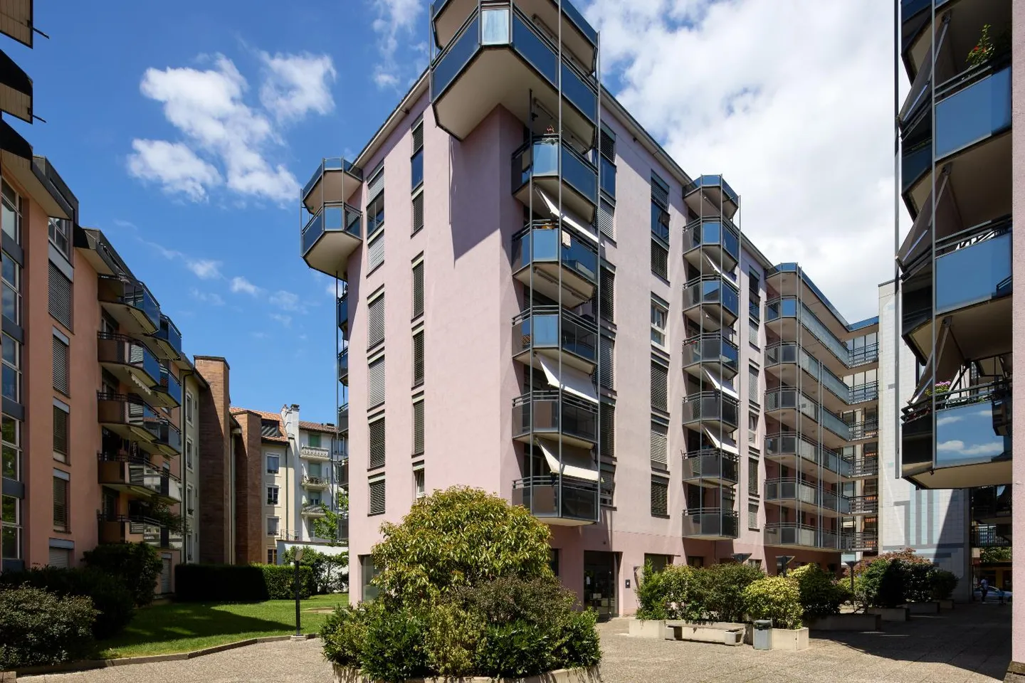 Place à motos couverte - Photo 2 sur 4